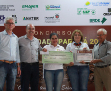 Os cafeicultores Valdeir Luiz de Souza, de Tomazina, e Edson Messias de Carvalho, de Joaquim Távora, venceram o prêmio Café Qualidade Paraná nas categorias cereja descascado e natural. Eles superaram 120 lotes que iniciaram a disputa, e receberam R$ 5 mil de prêmio.

A cerimônia de premiação foi nesta quinta-feira (24), em Ivaiporã, e reuniu cerca de 500 participantes. Foto: Divulgação/AEN