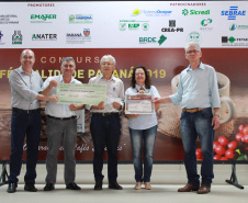 Os cafeicultores Valdeir Luiz de Souza, de Tomazina, e Edson Messias de Carvalho, de Joaquim Távora, venceram o prêmio Café Qualidade Paraná nas categorias cereja descascado e natural. Eles superaram 120 lotes que iniciaram a disputa, e receberam R$ 5 mil de prêmio.

A cerimônia de premiação foi nesta quinta-feira (24), em Ivaiporã, e reuniu cerca de 500 participantes. Foto: Divulgação/AEN