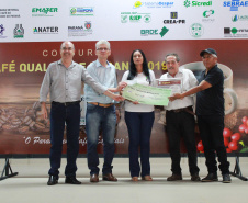 Os cafeicultores Valdeir Luiz de Souza, de Tomazina, e Edson Messias de Carvalho, de Joaquim Távora, venceram o prêmio Café Qualidade Paraná nas categorias cereja descascado e natural. Eles superaram 120 lotes que iniciaram a disputa, e receberam R$ 5 mil de prêmio.

A cerimônia de premiação foi nesta quinta-feira (24), em Ivaiporã, e reuniu cerca de 500 participantes. Foto: Divulgação/AEN