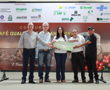 Os cafeicultores Valdeir Luiz de Souza, de Tomazina, e Edson Messias de Carvalho, de Joaquim Távora, venceram o prêmio Café Qualidade Paraná nas categorias cereja descascado e natural. Eles superaram 120 lotes que iniciaram a disputa, e receberam R$ 5 mil de prêmio.

A cerimônia de premiação foi nesta quinta-feira (24), em Ivaiporã, e reuniu cerca de 500 participantes. Foto: Divulgação/AEN