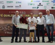 Os cafeicultores Valdeir Luiz de Souza, de Tomazina, e Edson Messias de Carvalho, de Joaquim Távora, venceram o prêmio Café Qualidade Paraná nas categorias cereja descascado e natural. Eles superaram 120 lotes que iniciaram a disputa, e receberam R$ 5 mil de prêmio.

A cerimônia de premiação foi nesta quinta-feira (24), em Ivaiporã, e reuniu cerca de 500 participantes. Foto: Divulgação/AEN