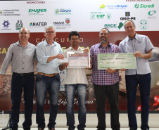 Os cafeicultores Valdeir Luiz de Souza, de Tomazina, e Edson Messias de Carvalho, de Joaquim Távora, venceram o prêmio Café Qualidade Paraná nas categorias cereja descascado e natural. Eles superaram 120 lotes que iniciaram a disputa, e receberam R$ 5 mil de prêmio.

A cerimônia de premiação foi nesta quinta-feira (24), em Ivaiporã, e reuniu cerca de 500 participantes. Foto: Divulgação/AEN