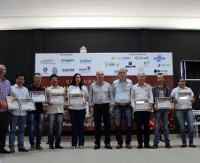 Os cafeicultores Valdeir Luiz de Souza, de Tomazina, e Edson Messias de Carvalho, de Joaquim Távora, venceram o prêmio Café Qualidade Paraná nas categorias cereja descascado e natural. Eles superaram 120 lotes que iniciaram a disputa, e receberam R$ 5 mil de prêmio.

A cerimônia de premiação foi nesta quinta-feira (24), em Ivaiporã, e reuniu cerca de 500 participantes. Foto: Divulgação/AEN
