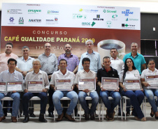 Os cafeicultores Valdeir Luiz de Souza, de Tomazina, e Edson Messias de Carvalho, de Joaquim Távora, venceram o prêmio Café Qualidade Paraná nas categorias cereja descascado e natural. Eles superaram 120 lotes que iniciaram a disputa, e receberam R$ 5 mil de prêmio.

A cerimônia de premiação foi nesta quinta-feira (24), em Ivaiporã, e reuniu cerca de 500 participantes. Foto: Divulgação/AEN