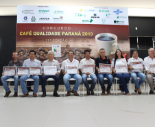 Os cafeicultores Valdeir Luiz de Souza, de Tomazina, e Edson Messias de Carvalho, de Joaquim Távora, venceram o prêmio Café Qualidade Paraná nas categorias cereja descascado e natural. Eles superaram 120 lotes que iniciaram a disputa, e receberam R$ 5 mil de prêmio.

A cerimônia de premiação foi nesta quinta-feira (24), em Ivaiporã, e reuniu cerca de 500 participantes. Foto: Divulgação/AEN