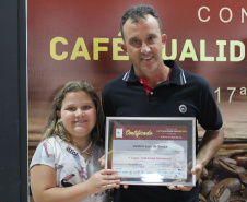 Os cafeicultores Valdeir Luiz de Souza, de Tomazina, e Edson Messias de Carvalho, de Joaquim Távora, venceram o prêmio Café Qualidade Paraná nas categorias cereja descascado e natural. Eles superaram 120 lotes que iniciaram a disputa, e receberam R$ 5 mil de prêmio.

A cerimônia de premiação foi nesta quinta-feira (24), em Ivaiporã, e reuniu cerca de 500 participantes. Foto: Divulgação/AEN