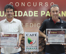 Os cafeicultores Valdeir Luiz de Souza, de Tomazina, e Edson Messias de Carvalho, de Joaquim Távora, venceram o prêmio Café Qualidade Paraná nas categorias cereja descascado e natural. Eles superaram 120 lotes que iniciaram a disputa, e receberam R$ 5 mil de prêmio.

A cerimônia de premiação foi nesta quinta-feira (24), em Ivaiporã, e reuniu cerca de 500 participantes. Foto: Divulgação/AEN