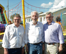 Setenta e cinco famílias de Palmas, no Sudoeste do Estado, receberam nesta quinta-feira (24) as chaves da casa própria. A partir de agora, elas são as moradoras do Residencial Bom Pastor II, empreendimento executado com R$ 5,3 milhões de investimentos do Governo do Estado, Governo Federal e prefeitura.

O vice-governador Darci Piana inaugurou o residencial e reafirmou o compromisso da gestão estadual com os projetos de habitação popular. Foto: Guilherme Santos / Cohapar