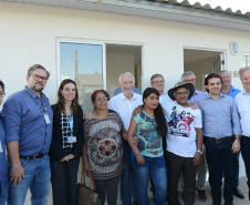 Setenta e cinco famílias de Palmas, no Sudoeste do Estado, receberam nesta quinta-feira (24) as chaves da casa própria. A partir de agora, elas são as moradoras do Residencial Bom Pastor II, empreendimento executado com R$ 5,3 milhões de investimentos do Governo do Estado, Governo Federal e prefeitura.

O vice-governador Darci Piana inaugurou o residencial e reafirmou o compromisso da gestão estadual com os projetos de habitação popular. Foto: Guilherme Santos / Cohapar