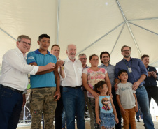 Setenta e cinco famílias de Palmas, no Sudoeste do Estado, receberam nesta quinta-feira (24) as chaves da casa própria. A partir de agora, elas são as moradoras do Residencial Bom Pastor II, empreendimento executado com R$ 5,3 milhões de investimentos do Governo do Estado, Governo Federal e prefeitura.

O vice-governador Darci Piana inaugurou o residencial e reafirmou o compromisso da gestão estadual com os projetos de habitação popular. Foto: Guilherme Santos / Cohapar