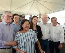 Setenta e cinco famílias de Palmas, no Sudoeste do Estado, receberam nesta quinta-feira (24) as chaves da casa própria. A partir de agora, elas são as moradoras do Residencial Bom Pastor II, empreendimento executado com R$ 5,3 milhões de investimentos do Governo do Estado, Governo Federal e prefeitura.

O vice-governador Darci Piana inaugurou o residencial e reafirmou o compromisso da gestão estadual com os projetos de habitação popular. Foto: Guilherme Santos / Cohapar