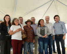 Setenta e cinco famílias de Palmas, no Sudoeste do Estado, receberam nesta quinta-feira (24) as chaves da casa própria. A partir de agora, elas são as moradoras do Residencial Bom Pastor II, empreendimento executado com R$ 5,3 milhões de investimentos do Governo do Estado, Governo Federal e prefeitura.

O vice-governador Darci Piana inaugurou o residencial e reafirmou o compromisso da gestão estadual com os projetos de habitação popular. Foto: Guilherme Santos / Cohapar