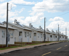 Setenta e cinco famílias de Palmas, no Sudoeste do Estado, receberam nesta quinta-feira (24) as chaves da casa própria. A partir de agora, elas são as moradoras do Residencial Bom Pastor II, empreendimento executado com R$ 5,3 milhões de investimentos do Governo do Estado, Governo Federal e prefeitura.

O vice-governador Darci Piana inaugurou o residencial e reafirmou o compromisso da gestão estadual com os projetos de habitação popular. Foto: Guilherme Santos / Cohapar