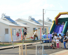 Setenta e cinco famílias de Palmas, no Sudoeste do Estado, receberam nesta quinta-feira (24) as chaves da casa própria. A partir de agora, elas são as moradoras do Residencial Bom Pastor II, empreendimento executado com R$ 5,3 milhões de investimentos do Governo do Estado, Governo Federal e prefeitura.

O vice-governador Darci Piana inaugurou o residencial e reafirmou o compromisso da gestão estadual com os projetos de habitação popular. Foto: Guilherme Santos / Cohapar