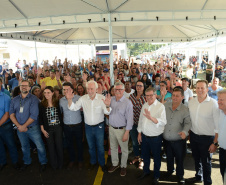Setenta e cinco famílias de Palmas, no Sudoeste do Estado, receberam nesta quinta-feira (24) as chaves da casa própria. A partir de agora, elas são as moradoras do Residencial Bom Pastor II, empreendimento executado com R$ 5,3 milhões de investimentos do Governo do Estado, Governo Federal e prefeitura.

O vice-governador Darci Piana inaugurou o residencial e reafirmou o compromisso da gestão estadual com os projetos de habitação popular. Foto: Guilherme Santos / Cohapar