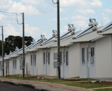 Setenta e cinco famílias de Palmas, no Sudoeste do Estado, receberam nesta quinta-feira (24) as chaves da casa própria. A partir de agora, elas são as moradoras do Residencial Bom Pastor II, empreendimento executado com R$ 5,3 milhões de investimentos do Governo do Estado, Governo Federal e prefeitura.

O vice-governador Darci Piana inaugurou o residencial e reafirmou o compromisso da gestão estadual com os projetos de habitação popular. Foto: Guilherme Santos / Cohapar