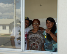Setenta e cinco famílias de Palmas, no Sudoeste do Estado, receberam nesta quinta-feira (24) as chaves da casa própria. A partir de agora, elas são as moradoras do Residencial Bom Pastor II, empreendimento executado com R$ 5,3 milhões de investimentos do Governo do Estado, Governo Federal e prefeitura.

O vice-governador Darci Piana inaugurou o residencial e reafirmou o compromisso da gestão estadual com os projetos de habitação popular. Foto: Guilherme Santos / Cohapar