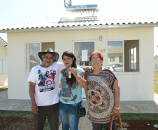 Setenta e cinco famílias de Palmas, no Sudoeste do Estado, receberam nesta quinta-feira (24) as chaves da casa própria. A partir de agora, elas são as moradoras do Residencial Bom Pastor II, empreendimento executado com R$ 5,3 milhões de investimentos do Governo do Estado, Governo Federal e prefeitura.

O vice-governador Darci Piana inaugurou o residencial e reafirmou o compromisso da gestão estadual com os projetos de habitação popular. Foto: Guilherme Santos / Cohapar