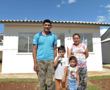 Setenta e cinco famílias de Palmas, no Sudoeste do Estado, receberam nesta quinta-feira (24) as chaves da casa própria. A partir de agora, elas são as moradoras do Residencial Bom Pastor II, empreendimento executado com R$ 5,3 milhões de investimentos do Governo do Estado, Governo Federal e prefeitura.

O vice-governador Darci Piana inaugurou o residencial e reafirmou o compromisso da gestão estadual com os projetos de habitação popular. Foto: Guilherme Santos / Cohapar