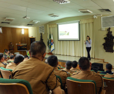 O Batalhão de Polícia Rodoviária (BPRv) promoveu nessa quinta-feira (24), em Curitiba, o IV Seminário do BPRv. Os 56 comandantes dos postos rodoviários de todo o Estado participaram das atividades no auditório do Departamento de Estradas e Rodagens (DER). As palestras tiveram temas diferenciados para abordar as ações desenvolvidas pelos policiais nas rodovias.