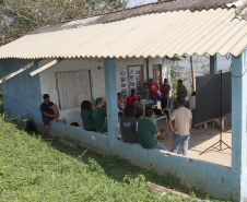 Biólogos, sociólogos, oceanógrafos e gestores ambientais, a serviço da empresa pública Portos do Paraná, estão em campo para mais um “Diagnóstico Socioambiental Participativo” (DSAP). A equipe da Diretoria de Meio Ambiente pesquisa 15 comunidades pesqueiras, nas ilhas e no continente, para o levantamento. O trabalho é desenvolvido em Paranaguá, Pontal do Paraná e Antonina. Esta é a terceira edição.