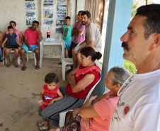 Biólogos, sociólogos, oceanógrafos e gestores ambientais, a serviço da empresa pública Portos do Paraná, estão em campo para mais um “Diagnóstico Socioambiental Participativo” (DSAP). A equipe da Diretoria de Meio Ambiente pesquisa 15 comunidades pesqueiras, nas ilhas e no continente, para o levantamento. O trabalho é desenvolvido em Paranaguá, Pontal do Paraná e Antonina. Esta é a terceira edição.