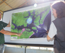 Biólogos, sociólogos, oceanógrafos e gestores ambientais, a serviço da empresa pública Portos do Paraná, estão em campo para mais um “Diagnóstico Socioambiental Participativo” (DSAP). A equipe da Diretoria de Meio Ambiente pesquisa 15 comunidades pesqueiras, nas ilhas e no continente, para o levantamento. O trabalho é desenvolvido em Paranaguá, Pontal do Paraná e Antonina. Esta é a terceira edição.