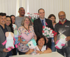 Crianças internadas na ala pediátrica do Hospital Universitário Oeste do Paraná (Huop), em Cascavel, tiveram um dia diferente nesta quinta-feira (24). Elas foram presenteadas com 60 bonecos coloridos de tecido e 60, rosas do mesmo material, produzidos por presos da Penitenciária Industrial do município, com o apoio do Conselho da Comunidade. Mulheres que estão em tratamento para combater o câncer de mama receberam 30 almofadas em formato de coração. Foto: Divulgação/Depen