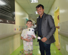 Crianças internadas na ala pediátrica do Hospital Universitário Oeste do Paraná (Huop), em Cascavel, tiveram um dia diferente nesta quinta-feira (24). Elas foram presenteadas com 60 bonecos coloridos de tecido e 60, rosas do mesmo material, produzidos por presos da Penitenciária Industrial do município, com o apoio do Conselho da Comunidade. Mulheres que estão em tratamento para combater o câncer de mama receberam 30 almofadas em formato de coração. Foto: Divulgação/Depen