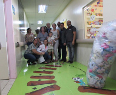 Crianças internadas na ala pediátrica do Hospital Universitário Oeste do Paraná (Huop), em Cascavel, tiveram um dia diferente nesta quinta-feira (24). Elas foram presenteadas com 60 bonecos coloridos de tecido e 60, rosas do mesmo material, produzidos por presos da Penitenciária Industrial do município, com o apoio do Conselho da Comunidade. Mulheres que estão em tratamento para combater o câncer de mama receberam 30 almofadas em formato de coração. Foto: Divulgação/Depen