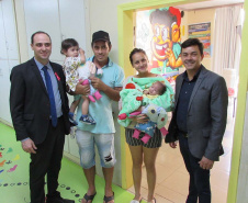 Crianças internadas na ala pediátrica do Hospital Universitário Oeste do Paraná (Huop), em Cascavel, tiveram um dia diferente nesta quinta-feira (24). Elas foram presenteadas com 60 bonecos coloridos de tecido e 60, rosas do mesmo material, produzidos por presos da Penitenciária Industrial do município, com o apoio do Conselho da Comunidade. Mulheres que estão em tratamento para combater o câncer de mama receberam 30 almofadas em formato de coração. Foto: Divulgação/Depen