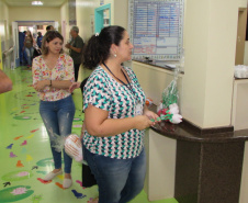 Crianças internadas na ala pediátrica do Hospital Universitário Oeste do Paraná (Huop), em Cascavel, tiveram um dia diferente nesta quinta-feira (24). Elas foram presenteadas com 60 bonecos coloridos de tecido e 60, rosas do mesmo material, produzidos por presos da Penitenciária Industrial do município, com o apoio do Conselho da Comunidade. Mulheres que estão em tratamento para combater o câncer de mama receberam 30 almofadas em formato de coração. Foto: Divulgação/Depen