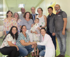 Crianças internadas na ala pediátrica do Hospital Universitário Oeste do Paraná (Huop), em Cascavel, tiveram um dia diferente nesta quinta-feira (24). Elas foram presenteadas com 60 bonecos coloridos de tecido e 60, rosas do mesmo material, produzidos por presos da Penitenciária Industrial do município, com o apoio do Conselho da Comunidade. Mulheres que estão em tratamento para combater o câncer de mama receberam 30 almofadas em formato de coração. Foto: Divulgação/Depen