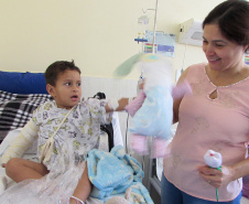 Crianças internadas na ala pediátrica do Hospital Universitário Oeste do Paraná (Huop), em Cascavel, tiveram um dia diferente nesta quinta-feira (24). Elas foram presenteadas com 60 bonecos coloridos de tecido e 60, rosas do mesmo material, produzidos por presos da Penitenciária Industrial do município, com o apoio do Conselho da Comunidade. Mulheres que estão em tratamento para combater o câncer de mama receberam 30 almofadas em formato de coração. Foto: Divulgação/Depen
