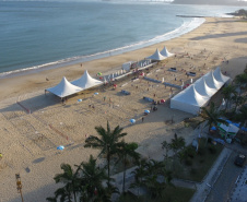Os Jogos de Aventura e Natureza são palco do Caiobá Open de Beach Tennis, que faz parte do Circuito Mundial da Federação Internacional de Tênis (ITF, sigla em inglês). O evento começou nesta quinta-feira (24) e segue até domingo (27) na Praia Mansa, em Matinhos. Foto: Divulgação/ Esporte Paraná