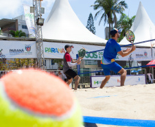 Os Jogos de Aventura e Natureza são palco do Caiobá Open de Beach Tennis, que faz parte do Circuito Mundial da Federação Internacional de Tênis (ITF, sigla em inglês). O evento começou nesta quinta-feira (24) e segue até domingo (27) na Praia Mansa, em Matinhos. Foto: Divulgação/ Esporte Paraná