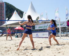 Os Jogos de Aventura e Natureza são palco do Caiobá Open de Beach Tennis, que faz parte do Circuito Mundial da Federação Internacional de Tênis (ITF, sigla em inglês). O evento começou nesta quinta-feira (24) e segue até domingo (27) na Praia Mansa, em Matinhos. Foto: Divulgação/ Esporte Paraná