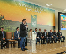 O governador Carlos Massa Ratinho Junior e a presidente do IBGE (Instituto Brasileiro de Geografia e Estatística), Susana Cordeiro Guerra, divulgam nesta sexta-feira (25), no Palácio Iguaçu, os números do Censo Agropecuário 2017.  Na foto, o prefeito de Pérola e presidente da Associação dos Municípios do Paraná (AMP), Darlan Scalco. Curitiba, 25/10/2019 - Foto: Geraldo Bubniak/AEN