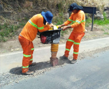 A PR-092, de Wenceslau Braz até o entroncamento com a BR-153, em uma extensão de 75,27 quilômetros, está recebendo remendos e implantação de drenos. Os serviços são no lote 6 do programa Conservação e Recuperação com Melhorias do Estado do Pavimento (Cremep) do Departamento de Estradas de Rodagem do Paraná (DER/PR), e atendem também os municípios de Siqueira Campos, Quatiguá e Joaquim Távora, todos no Norte Pioneiro. Foto: Divulgação/DER