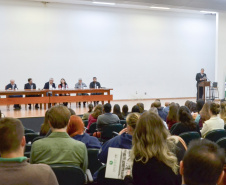 Criar uma rede integrada para incentivar boas práticas em bem-estar de animais de fazenda é uma ação que está sendo pensada pelo Governo do Paraná, por meio da Secretaria do Desenvolvimento Sustentável e do Turismo. O assunto foi um dos principais temas de um painel de palestras realizado nesta semana pela Secretaria em parceria com a Agência de Defesa Agropecuária do Paraná (Adapar), no Setor de Ciências Agrárias da Universidade Federal do Paraná, em Curitiba. Foto: Divulgação/SEDEST
