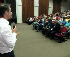 A Companhia de Saneamento do Paraná (Sanepar) vai implantar coleta e tratamento de esgoto em Pérola, no Noroeste do Estado. O projeto da obra foi apresentado nesta quinta-feira (24) pelo diretor-presidente da empresa, Claudio Stabile, e pelo diretor de Investimentos, Joel de Jesus Macedo, ao prefeito Darlan Scalco, secretários municipais, vereadores e representantes da sociedade civil. Foto: Divulgação/Sanepar