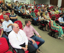 A Companhia de Saneamento do Paraná (Sanepar) vai implantar coleta e tratamento de esgoto em Pérola, no Noroeste do Estado. O projeto da obra foi apresentado nesta quinta-feira (24) pelo diretor-presidente da empresa, Claudio Stabile, e pelo diretor de Investimentos, Joel de Jesus Macedo, ao prefeito Darlan Scalco, secretários municipais, vereadores e representantes da sociedade civil. Foto: Divulgação/Sanepar