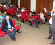 A Companhia de Saneamento do Paraná (Sanepar) vai implantar coleta e tratamento de esgoto em Pérola, no Noroeste do Estado. O projeto da obra foi apresentado nesta quinta-feira (24) pelo diretor-presidente da empresa, Claudio Stabile, e pelo diretor de Investimentos, Joel de Jesus Macedo, ao prefeito Darlan Scalco, secretários municipais, vereadores e representantes da sociedade civil. Foto: Divulgação/Sanepar