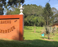 Um dos passeios mais alternativos do Paraná é o roteiro Caminhos do Guajuvira, em Araucária, na Região Metropolitana de Curitiba, onde os prédios dão espaço para a história e a vida no campo. O roteiro completo recebeu mais de 10 mil turistas desde a sua abertura, em 2004, e faz parte do planejamento turístico do Estado de explorar também os potenciais pouco conhecidos da Grande Curitiba. Foto: Eusébio Scherreir.