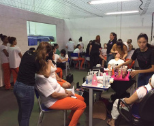 A prevenção ao câncer de mama, uma das doenças que mais acometem mulheres no País, e a importância de fazer o autoexame são debatidas em unidades prisionais de todas as regiões do Paraná durante todo o mês, em alusão à campanha do Outubro Rosa. O Departamento Penitenciário (Depen) também firmou parcerias para oferecer aulas de defesa pessoal, yoga, exames preventivos e doações de livros e objetos. Foto: Divulgação/Depen