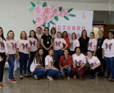 A prevenção ao câncer de mama, uma das doenças que mais acometem mulheres no País, e a importância de fazer o autoexame são debatidas em unidades prisionais de todas as regiões do Paraná durante todo o mês, em alusão à campanha do Outubro Rosa. O Departamento Penitenciário (Depen) também firmou parcerias para oferecer aulas de defesa pessoal, yoga, exames preventivos e doações de livros e objetos. Foto: Divulgação/Depen