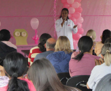 A prevenção ao câncer de mama, uma das doenças que mais acometem mulheres no País, e a importância de fazer o autoexame são debatidas em unidades prisionais de todas as regiões do Paraná durante todo o mês, em alusão à campanha do Outubro Rosa. O Departamento Penitenciário (Depen) também firmou parcerias para oferecer aulas de defesa pessoal, yoga, exames preventivos e doações de livros e objetos. Foto: Divulgação/Depen