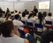 A prevenção ao câncer de mama, uma das doenças que mais acometem mulheres no País, e a importância de fazer o autoexame são debatidas em unidades prisionais de todas as regiões do Paraná durante todo o mês, em alusão à campanha do Outubro Rosa. O Departamento Penitenciário (Depen) também firmou parcerias para oferecer aulas de defesa pessoal, yoga, exames preventivos e doações de livros e objetos. Foto: Divulgação/Depen