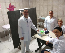A prevenção ao câncer de mama, uma das doenças que mais acometem mulheres no País, e a importância de fazer o autoexame são debatidas em unidades prisionais de todas as regiões do Paraná durante todo o mês, em alusão à campanha do Outubro Rosa. O Departamento Penitenciário (Depen) também firmou parcerias para oferecer aulas de defesa pessoal, yoga, exames preventivos e doações de livros e objetos. Foto: Divulgação/Depen