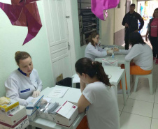 A prevenção ao câncer de mama, uma das doenças que mais acometem mulheres no País, e a importância de fazer o autoexame são debatidas em unidades prisionais de todas as regiões do Paraná durante todo o mês, em alusão à campanha do Outubro Rosa. O Departamento Penitenciário (Depen) também firmou parcerias para oferecer aulas de defesa pessoal, yoga, exames preventivos e doações de livros e objetos. Foto: Divulgação/Depen